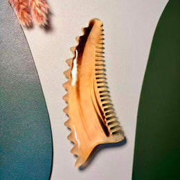 Argali Horn Zigzag Comb — Ink-Wash Vertical Grain, Jawline & Scalp Tool