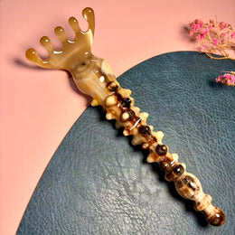 Large Yak Horn Scalp Rake — Banded Dark Grain, Bulbous Tip
